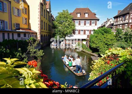 Colmar (nord-östlichen Frankreich): Das kleine Venedig von der Straße "Rue de Turenne' gesehen. Bootsfahrt auf der Lauch Fluss Stockfoto