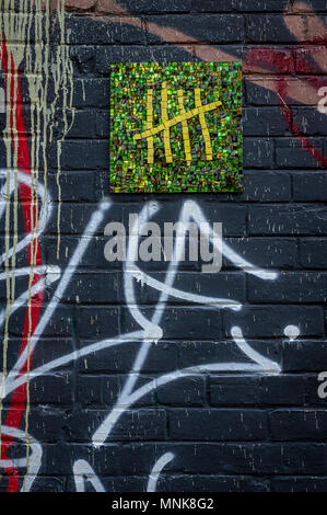 Mosaik Graffiti von street artist Mark Tally angezeigt auf den Wänden der Toronto Graffiti Alley Stockfoto