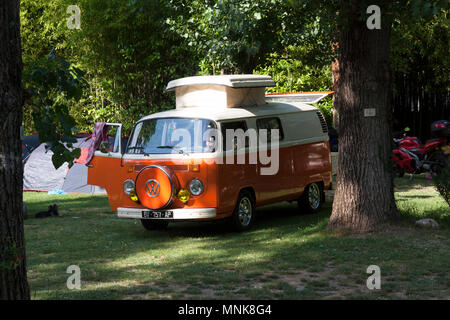 Paris, France-June 30, 2016: Volkswagen t1, t2 Camper mit Hubdach Stockfoto