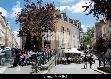 Rennes (Bretagne, Frankreich): Gebäude und Strassencafés im Stadtzentrum, an der Ecke der Rue die Straßen' de La Chalotais' und 'Rue d Stockfoto