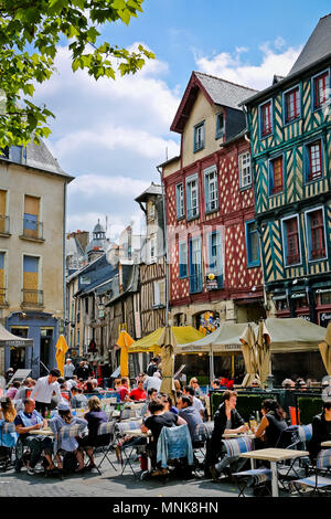 Rennes (Bretagne, Frankreich): Gebäude und Strassencafés im Zentrum der Stadt, in der "Ort Sainte-Anne' Platz. Bunte Fassaden der alten timb Stockfoto