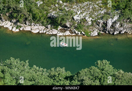 Landschaft der Schluchten der Ardeche (Frankreich). Kanu auf dem Wasser Stockfoto