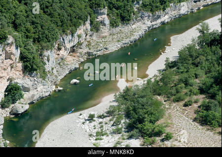 Landschaft der Schluchten der Ardeche (Frankreich): Kanufahrt auf dem Fluss Ardèche Stockfoto