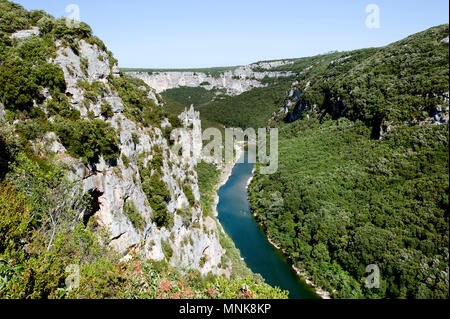 Landschaft der Schluchten der Ardeche (Frankreich): Ansicht vom Haus buchen, La Madeleine Aussichtspunkt in Saint-Remeze Stockfoto