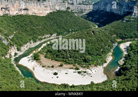 Landschaft der Schluchten der Ardeche (Frankreich): Mäander des Flusses Ardeche von Templiers Aussichtspunkt gesehen Stockfoto