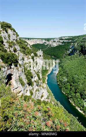 Landschaft der Schluchten der Ardeche (Frankreich): Ansicht vom Haus buchen, La Madeleine Aussichtspunkt in Saint-Remeze Stockfoto