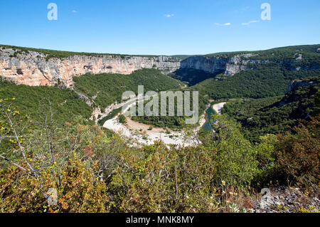 Landschaft der Schluchten der Ardeche (Frankreich): Mäander des Flusses Ardeche von Templiers Aussichtspunkt gesehen Stockfoto