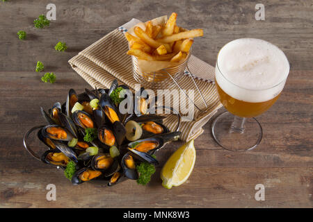 Muscheln, Pommes frites und ein halbes Pint Bier Stockfoto