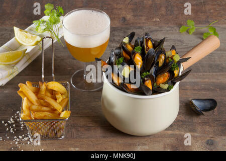 Muscheln, Pommes frites und ein halbes Pint Bier Stockfoto