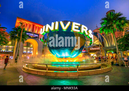 Singapur - Mai 2, 2018: Universal Studios World Globe in grünes Licht, mit Touristen diese Hollywood Film Theme Park Besuch in Insel Sentosa. Stockfoto