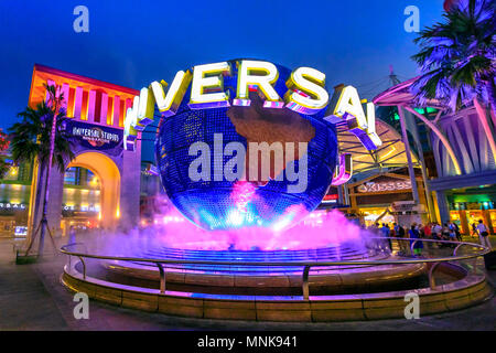 Singapur - Mai 2, 2018: Universal Studios mit leuchtenden Kugel in Sentosa Island an der blauen Stunde mit rosa leuchtet. Universal Studios Singapur Südostasien ersten Hollywood Film Theme Park. Stockfoto