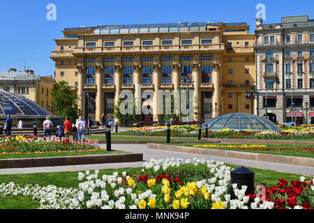 Moskau, Russland - 12. Mai. 2018. Manezhnaya Quadrat mit Zholtov Haus Stockfoto