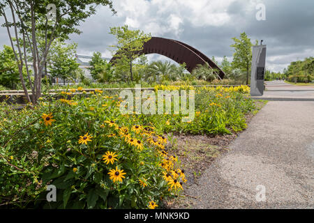 New Orleans, Louisiana - Crescent Park, entlang des Mississippi River. Der Zugang zum Park ist über eine gewölbte Brücke über die Bahngleise. Stockfoto