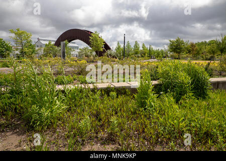 New Orleans, Louisiana - Crescent Park, entlang des Mississippi River. Der Zugang zum Park ist über eine gewölbte Fußgängerbrücke über die Bahngleise. Stockfoto