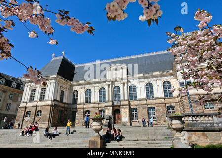Rennes (Bretagne, Frankreich). Das Parlament der Bretagne. Junge Leute sitzen auf Schritte, die Sonne genießen Stockfoto