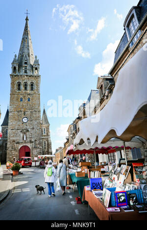 Becherel (Bretagne, Frankreich). Touristen und Wanderer die Teilnahme an der Buchmesse im Dorf ausgezeichnet mit dem 'Petite Cite de Caractere" Label, v Stockfoto