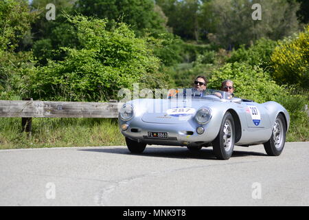 PESARO COLLE SAN BARTOLO, Italien, 17. Mai - 2018: PORSCHE 550 Spyder 1500 RS 1956 auf einem alten Rennwagen Rallye Mille Miglia 2018 die berühmten Italia Stockfoto