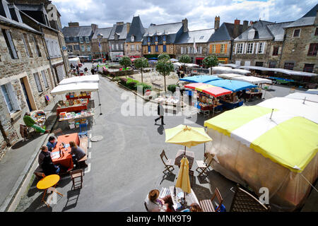 Becherel (Bretagne, Frankreich). Touristen und Wanderer die Teilnahme an der Buchmesse im Dorf ausgezeichnet mit dem 'Petite Cite de Caractere label', v Stockfoto