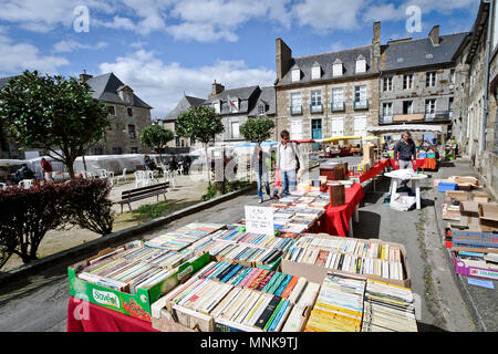 Becherel (Bretagne, Frankreich). Touristen und Wanderer die Teilnahme an der Buchmesse im Dorf ausgezeichnet mit dem ÒPetite Cite de CaractereÓ Label, v Stockfoto