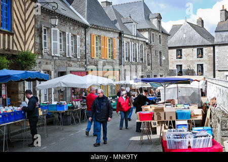 Becherel (Bretagne, Frankreich). Touristen und Wanderer die Teilnahme an der Buchmesse im Dorf ausgezeichnet mit dem ÒPetite Cite de CaractereÓ Label, v Stockfoto