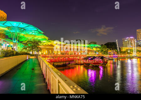 Clarke Quay Brücke und Flussufer am Abend in Singapur, Südostasien. Waterfront Skyline auf dem Singapore River nieder. Beliebte Attraktion für Nachtleben. Stockfoto