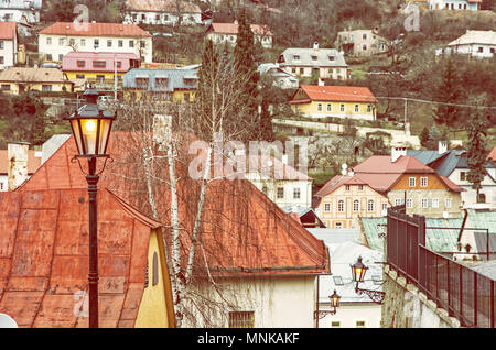 Alte Häuser in der Altstadt Banska Stiavnica, Slowakische Republik, Unesco. Das kulturelle Erbe. Architektonische Thema. Street Light. Red Roofs. Gelbe phot Stockfoto