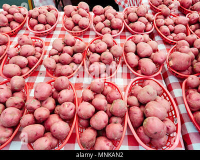 Frische rote Kartoffeln auf dem Display in Körben, zum Verkauf auf dem lokalen Bauernmarkt in Montgomery Alabama, USA. Stockfoto