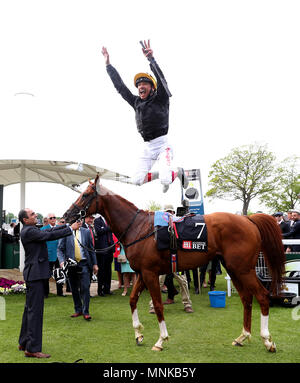 Jockey Frankie Dettori springt von Stradivarius nach dem Gewinn der MansionBet Yorkshire Cup am Tag drei der 2018 Dante Festival an der Rennbahn von York. Stockfoto