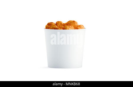 Leere weiße Essen Eimer mit Chicken wings Mockup isoliert, 3D-Rendering. Leeren Eimer fastfood Vorderansicht. Papier Henne eimerweise Design mock up. Stockfoto