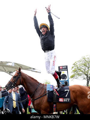 Jockey Frankie Dettori springt von Stradivarius nach dem Gewinn der MansionBet Yorkshire Cup am Tag drei der 2018 Dante Festival an der Rennbahn von York. Stockfoto