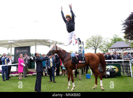 Jockey Frankie Dettori springt von Stradivarius nach dem Gewinn der MansionBet Yorkshire Cup am Tag drei der 2018 Dante Festival an der Rennbahn von York. Stockfoto