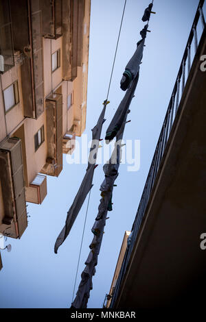 Wäsche trocknet auf der sonnigen Straßen von Sizilien. Stockfoto