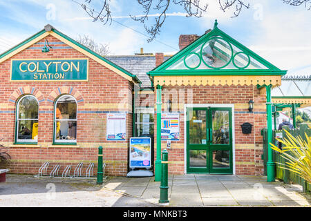 Eingang zur Station Gebäude in Colyton auf dem Seaton und Bezirk elektrische Straßenbahn, Devon, England. Stockfoto