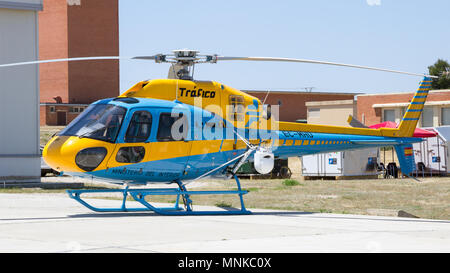 ZARAGOZA, SPANIEN - Mai 20,2016: Trafico - Ministerio del Interior Eurocopter AS-355 NP Ecureuil 2 Verkehr Helikopter auf dem Rollfeld des Flugplatzes in Zaragoza. Stockfoto