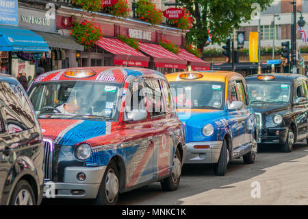 LONDON, Großbritannien - 12 September 2012 drei Taxis warten auf Grün segnal an einer Ampel in der Nähe von Leicester Square in London. Stockfoto