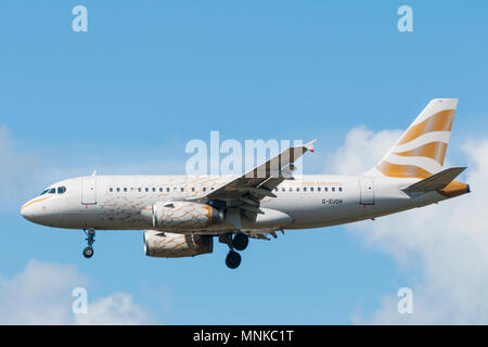 LONDON, GROSSBRITANNIEN - August 03, 2013 einen British Airways A319 mit gold Grafiken Landung am Flughafen Heathrow Stockfoto