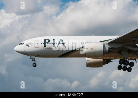 LONDON, Großbritannien - 3 August, 2013; ein Pakistan International Airlines (PIA) Boeing 777-240 (ER) landet am Flughafen Heathrow in London Stockfoto