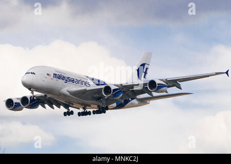 London, Großbritannien - 6 August, 2013 - ein Malaysian Airlines ein 380-841 landet am Flughafen Heathrow in London Stockfoto