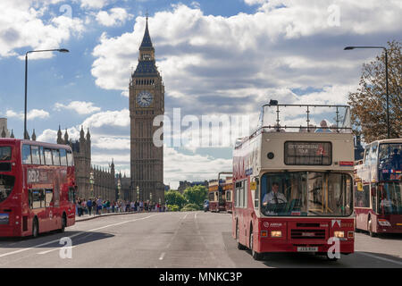 LONDON, Großbritannien - 11 August, 2013; Busse, überqueren Sie die Westminster Bridge in London an einem sonnigen Nachmittag. Stockfoto