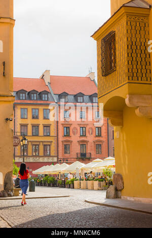 Die Warschauer Altstadt, eine junge Frau betritt die bunten Marktplatz der Altstadt in der historischen Stare Miasto Viertel von Warschau, Polen. Stockfoto