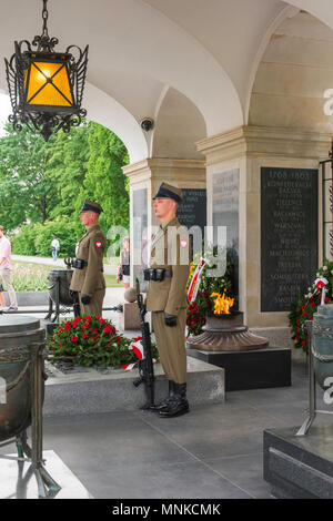 Ansicht der Wachen im Grab des unbekannten Soldaten in Warschau stationiert mit der ewigen Flamme sichtbar in der Nähe, Pilsudski-platz, Warschau, Polen. Stockfoto
