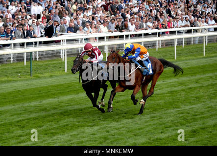 Bagdad (links) von Jockey William Buick auf dem Weg zum Gewinnen der 7 IM unterstützt Mukoviszidose Pflege Behinderung neben der Wunder (rechts) von Jockey Silvestre de Sousa bei Tag drei der 2018 Dante Festival an der Rennbahn von York geritten geritten. Stockfoto