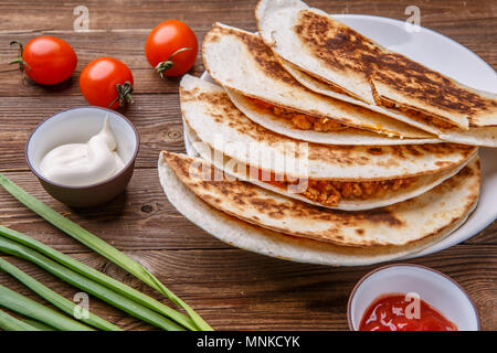 Quesadilla mit Hähnchenfleisch, Tomaten, Ankleidezimmer Stockfoto