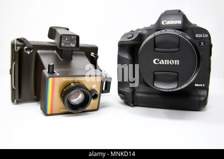 1970 s Polaroid Land Camera und einer Canon EOS 1 Mark II DX-DSLR-Kamera Stockfoto