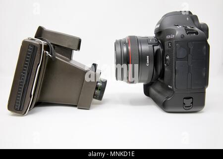 1970 s Polaroid Land Camera und einer Canon EOS 1 Mark II DX-DSLR-Kamera Stockfoto