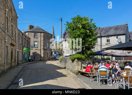 Cafes und Geschäften in der Water Street im Stadtzentrum, Bakewell, Derbyshire, England, Großbritannien Stockfoto