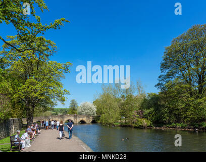 Riverside Gardens mit Blick auf die Altstadt aus dem 13. Jahrhundert Brücke über den Fluss Wye, Bakewell, Derbyshire, England, Großbritannien Stockfoto