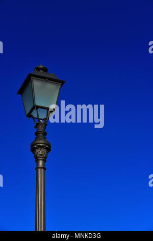 Altmodische Straßenlaterne gegen den blauen Himmel (mit Kopie Raum) Stockfoto