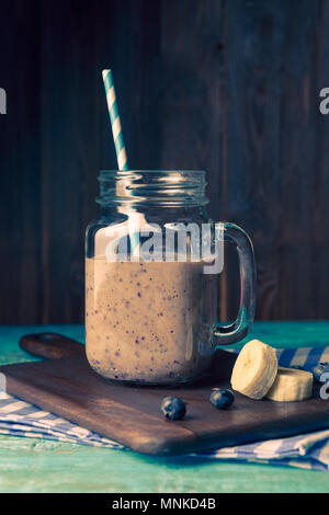 Foto Tasse mit milchshake mit Stroh Stockfoto