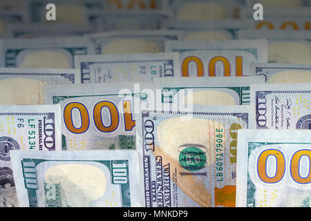 Mehrere hundert Dollar, Rechnungen, die in einem aufrechten Bildung. Stockfoto